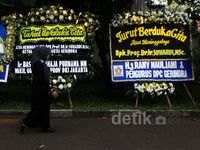 Karangan Bunga Penuhi DPP Gerindra