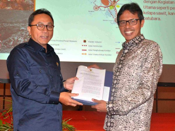 Menhut Serahkan SK PAK Hutan Nagari Sumatera Barat