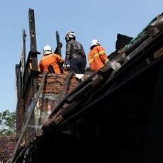 Diduga Korsleting, Lantai Dua Sebuah Rumah di Simorejo Terbakar