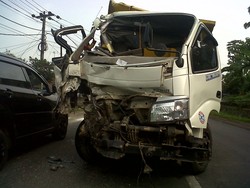 Truk Tabrak Truk di Sukabumi, Aceng Terluka Parah Tergencet Dashboard