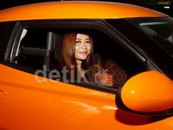 Biar Gak Jomblo, Aura Kasih Ingin Mobil yang Ngejreng