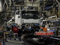 Melihat Proses Produksi Truk Fuso