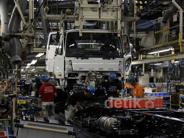 Melihat Proses Produksi Truk Fuso