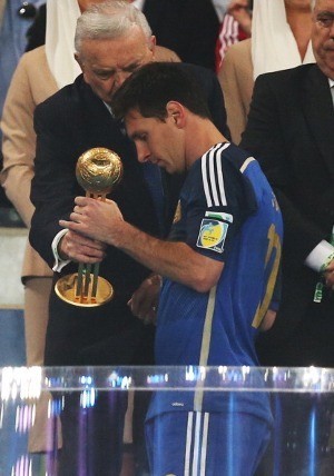 Ronaldo Enggan Komentari Bola Emas Messi di Piala Dunia