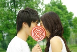 Tak Cuma Romantis, Berciuman pun Bermanfaat Bagi Kesehatan Lho