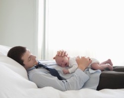 Pria Ini Menyusui Bayinya Agar Tak Nangis Saat Terjaga di Malam Hari