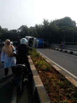 Truk Molen Terbalik di Bambu Apus