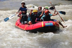 Serunya Arung Jeram di Sungai Elo & Misteri Tapak Buddha