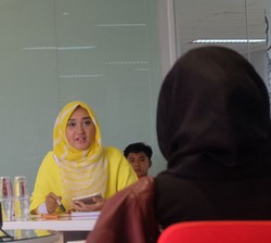 Dian Pelangi Uji Pengetahuan Fashion 10 Finalis Perjalanan Gratis ke New York