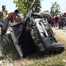 Hindari Trailer, Panther Tabrak Pohon dan Terbalik