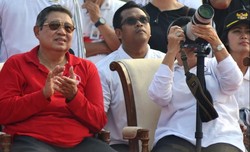 Saat Bu Ani Antusias Abadikan Atraksi Jupiters dari Balik Lensa