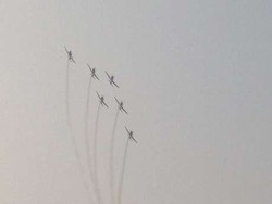 69 Penerjun Payung Melayang dan Mendarat di Kawasan Monas