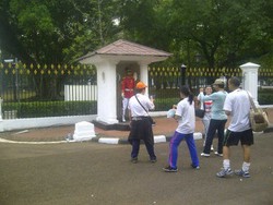 Jepret! Peserta Independence Day Run Selfie Bareng Pengawal Istana Negara