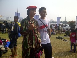 Penerjun Cantik Kopassus Ini Jadi Sasaran Selfie Peserta Independence Day