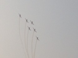 Atraksi Pesawat Tim Jupiters Bikin Ribuan Warga di Monas Berdecak Kagum