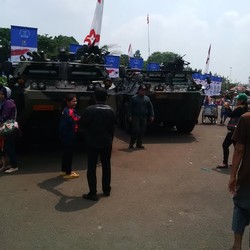Kesempatan Langka Naik Tank Leopard dan Foto Panser Anoa di Monas