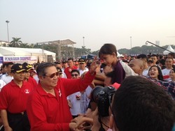 Usai Lari, SBY Salami dan Ajak Warga Tonton Aksi Akrobat Tim Jupiters