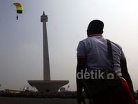 Atraksi Penerjun Bebas di Pesta Rakyat Monas