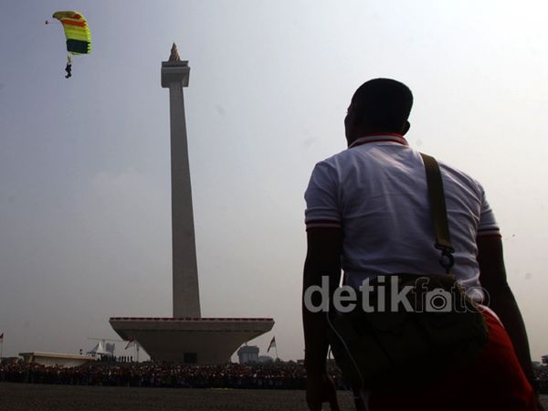 Atraksi Penerjun Bebas di Pesta Rakyat Monas
