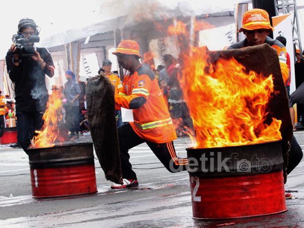Lomba Ketangkasan Memadamkan Api di Season City