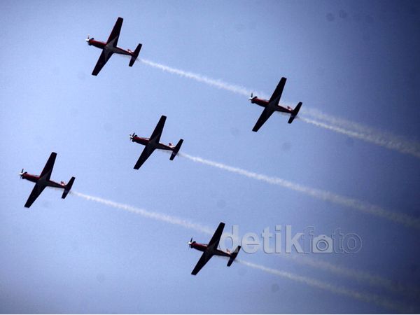 Atraksi Tim Aerobatik Jupiter