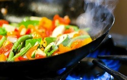 Memasak Beefsteak dan Telur, Jenis Wajannya Harus Tepat