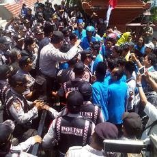 Aksi Dorong Polisi dan Pendemo Warnai Pelantikan Anggota DPRD Jatim