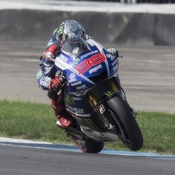 Lorenzo Tak Menyangka Start di Baris Depan
