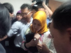 Atut Divonis 4 Tahun, Putrinya Menangis dan Masuk Musala