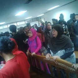 Hakim Bacakan Vonis 4 Tahun untuk Atut, Sejumlah Pengunjung Sidang Menangis