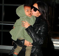 Foto: Ciuman Gemas Kim Kardashian Untuk Putrinya, North West