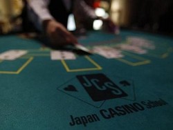 Sibuk Main Judi, Orangtua Telantarkan Anaknya di Mobil