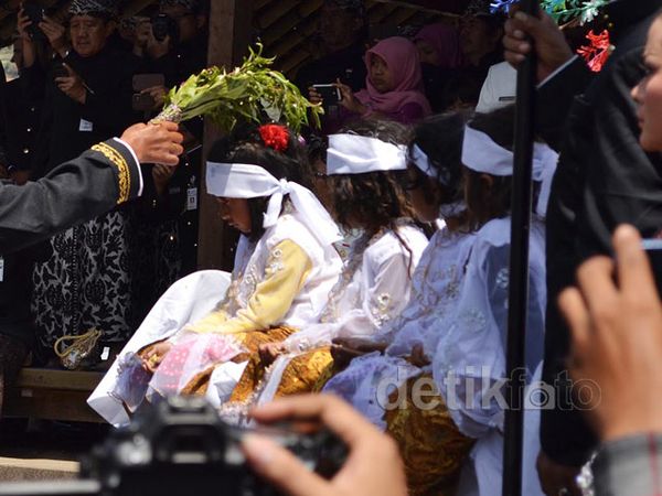 7 Anak Rambut Gimbal Diruwat di Dieng