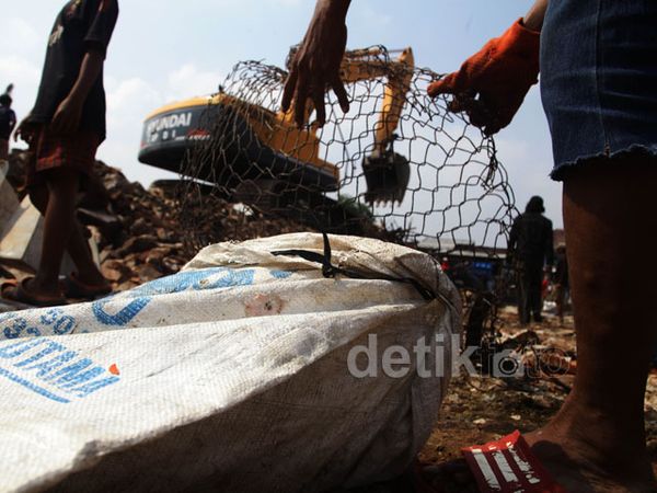 Mengais Rezeki dari Bongkaran Ruko Jatinegara
