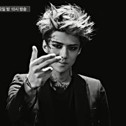 White versus Black Sehun di Video Yo! untuk EXO 90:2014