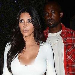 Kim Kardashian Pamer Punggung Seksi di Philadelphia