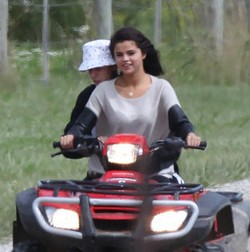 Asyiknya Justin Bieber dan Selena Gomez Pacaran di Atas ATV