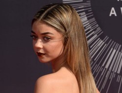 Lipstik Warna Coklat Tua Jadi Tren, Berani Coba?