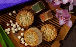 Di Hotel Bintang Lima, Kue Bulan Dijual Rp 100.000 per Buah