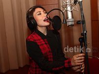Ayu Dewi Jadi Penyanyi