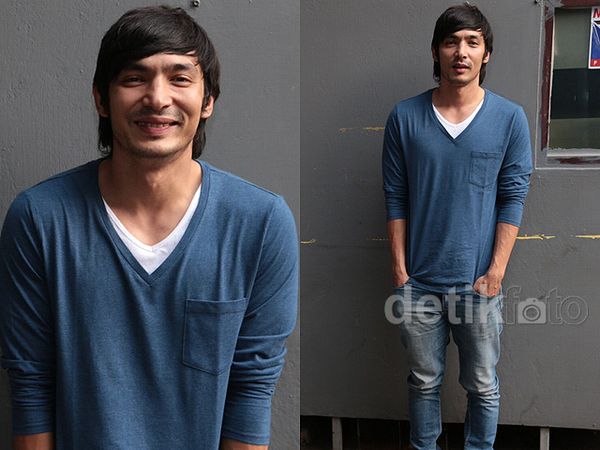 Abimana Aryasatya Tetap Keren Tampil Kasual