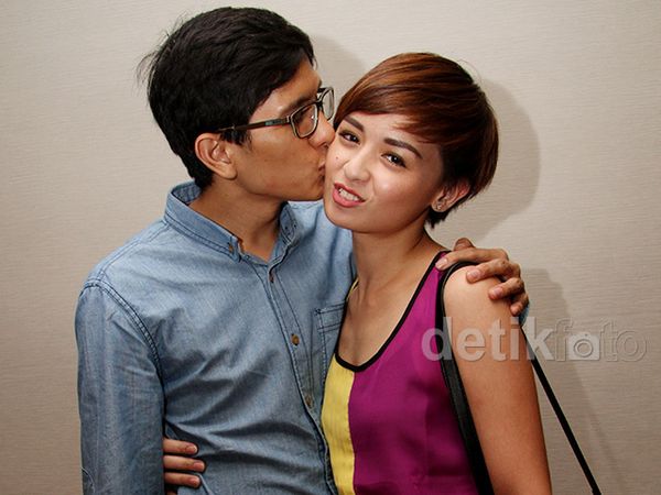 Muah! Suami Kecup Mesra Joanna Alexandra