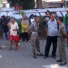 Puluhan Warga Serbu Kantor Satpol PP Protes Bangunan Tak Berizin