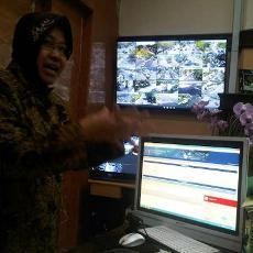 Risma Pantau Situasi Surabaya Lewat Televisi 40 Inch