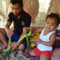 Balita 3 Tahun Ini Asyik Bermain dengan Ular