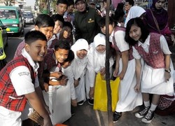 Wow, Pelajar yang Rajin Pungut Sampah akan Diberi Beasiswa atau Gadget