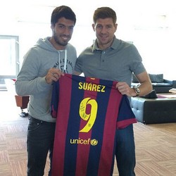 Sambangi Melwood, Suarez Pamitan dan Beri Kado Spesial untuk Gerrard