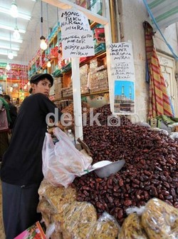 Gerakan Makan Kurma dan Minum Air Putih untuk Jaga Stamina Jamaah Haji