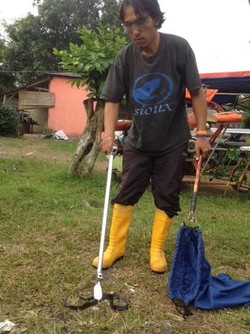 Begini Cara Tim Rescue Sioux Menangkap Ular di Pemukiman