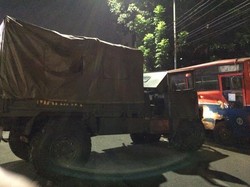 Terabas Pembatas Jalur, Truk Marinir Tabrak Metromini di Warung Buncit